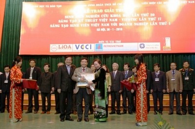 PGS.TS. Nguyễn Hồng Sơn - Phó hiệu trưởng Trường ĐHKT nhận bằng khen của Bộ trưởng Bộ GD&ĐT.