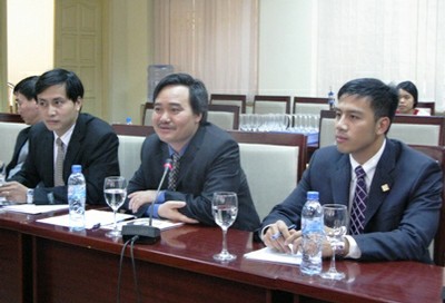 PGS.TS. Phùng Xuân Nhạ - Hiệu trưởng Trường ĐHKT (ngồi giữa) phát biểu tại lễ ký kết.