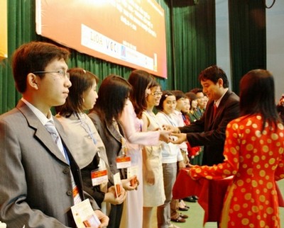 Ngoài Giải nhất Giải thưởng Sinh viên NCKH, nhóm tác giả công trình “Đo lường quy mô khu vực kinh tế ngầm tại Việt Nam, 1994 - 2006” của sinh viên ĐHKT còn được nhận Giải nhì VIFOTEC và được trao Huy hiệu Tuổi trẻ sáng tạo.