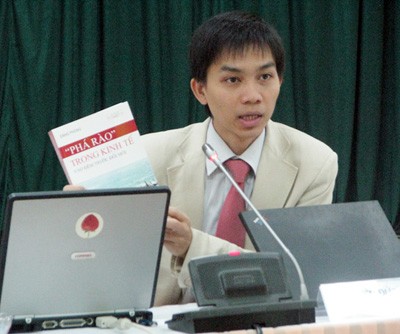 TS. Nguyễn Đức Thành phát biểu khai mạc buổi tọa đàm và giới thiệu một số tác phẩm của GS. Đặng Phong