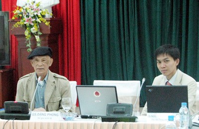 Hai diễn giả: GS. Đặng Phong (bên trái) và TS. Nguyễn Đức Thành