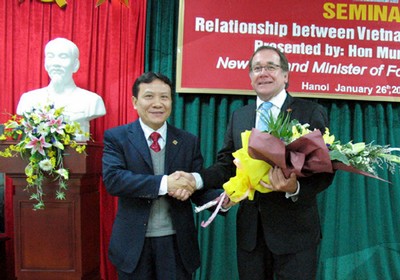 PGS.TS Nguyễn Hồng Sơn thay mặt lãnh đạo Trường ĐHKT cảm ơn Ngoại trưởng Hon Murray McCully