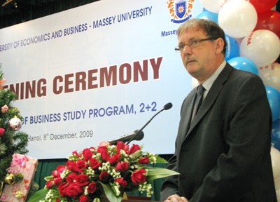 GS. Martin Robert Young, Trưởng khoa Kinh tế - Tài chính, Đại học Massey phát biểu tại buổi lễ