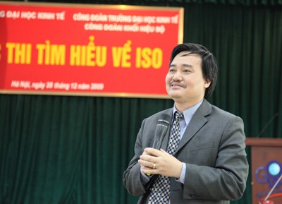 PGS.TS Phùng Xuân Nhạ - Hiệu trưởng Trường ĐHKT phát biểu khai mạc cuộc thi.