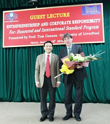 Phó hiệu trưởng Trường ĐHKT PGS.TS Nguyễn Hồng Sơn tặng hoa cảm ơn GS. Tom Cannon