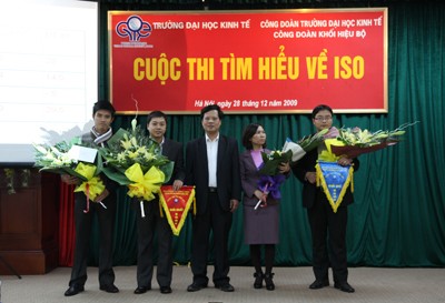 PGS.TS Nguyễn Xuân Thiên - Chủ tịch Công đoàn Trường ĐHKT trao thưởng cho các đội  đoạt giải.