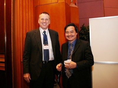 PGS.TS. Phùng Xuân Nhạ, Hiệu trưởng Trường ĐHKT - ĐHQGHN cùng đại biểu tham dự Hội thảo.