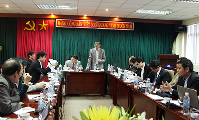 PGS.TS Phạm Văn Dũng trình bày báo cáo tại phiên sơ kết Khoa KTCT