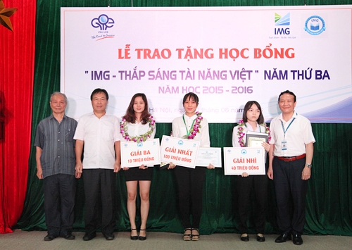 PGS.TS Võ Đại Lược, ông Lê Tự Minh và PGS.TS Nguyễn Hồng Sơn chụp ảnh lưu niệm cùng 3 sinh viên xuất sắc nhận học bổng IMG năm học 2015-2016
