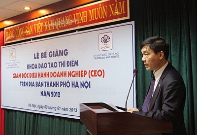 PGS.TS Hoàng Văn Hải - Chủ nhiệm Khoa QTKD (Trường ĐHKT) báo cáo kết quả thực hiện khóa đào tạo