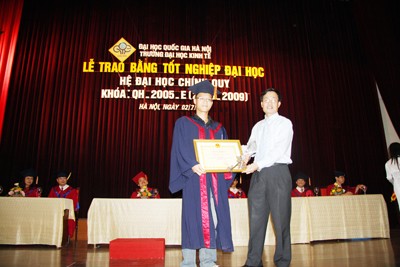 GS.TS Nguyễn Hữu Đức - Phó Giám đốc ĐHQGHN trao bằng khen của Giám đốc ĐHQGHN cho Thủ khoa Hoàng Thanh Bình, SV lớp QH-2005-E CLC ngành Kinh tế Đối ngoại.