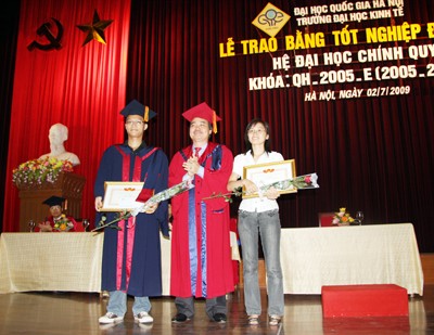 PGS.TS Phùng Xuân Nhạ trao giấy khen và phần thưởng cho sinh viên.