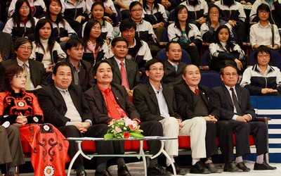 PGS.TS Phùng
Xuân Nhạ, Hiệu trưởng Trường Đại học Kinh tế - ĐHQGHN (thứ ba từ trái
sang) cùng lãnh đạo các đơn vị trực thuộc ĐHQGHN tại buổi tư vấn trực
tuyến.
