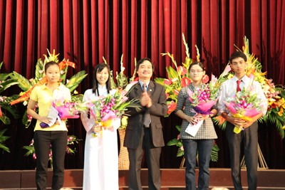 Hiệu trưởng Trường ĐHKT trao thưởng cho 4 sinh viên Thủ khoa kỳ thi tuyển sinh đại học năm 2009 vào Trường ĐHKT.