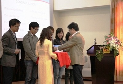 TS. Nguyễn Tiến Dũng - Chủ tịch Tập đoàn Gami trao học bổng cho những sinh viên xuất sắc của Trường ĐHKT - ĐHQGHN.