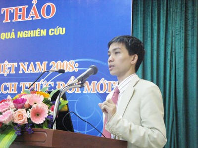 TS. Nguyễn Đức Thành trình bày những nội dung chính của Báo cáo.