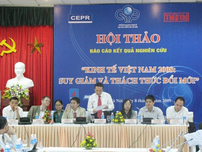 Chủ tọa PGS.TS Nguyễn Hồng Sơn (đứng) và nhóm tác giả của Báo cáo.