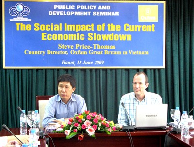 Ông Steve Price-Thomas (bên phải) tại Hội thảo chính sách công và phát triển lần 4