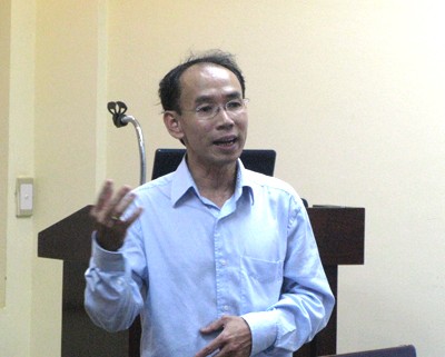 Ông Peter Phương Lê trình bày chuyên đề "Quá trình ra quyết định và giải pháp thương mại thông minh.