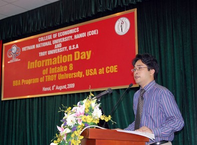 ThS. Phạm Anh Tuấn, Phó Giám đốc Trung tâm ĐT&GD Quốc tế, Trường Đại học Kinh tế - ĐHQGHN giới thiệu về Nhà trường và các chương trình liên kết quốc tế