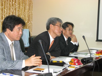 Đại diện lãnh đạo Trường Quản trị Kinh doanh - ĐHQG Seoul (Hàn Quốc) tham gia buổi làm việc.