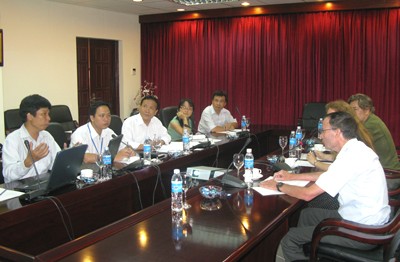 TS. Vũ Quốc Huy (ngoài cùng bên trái) đang trình bày một số kết quả nghiên cứu về: Hệ thống giáo dục Việt Nam.