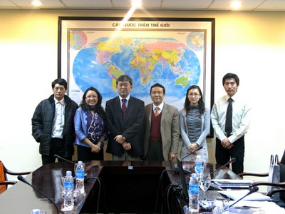 GS. Toritani Kazuo (thứ ba từ trái sang) chụp ảnh lưu niệm với đại diện lãnh đạo Trường Đại học Kinh tế - ĐHQGHN.