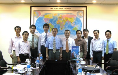 Đại diện lãnh đạo Trường Đại học Kinh tế - ĐHQGHN chụp ảnh lưu niệm với đại diện lãnh đạo Đại học Nam Đài.