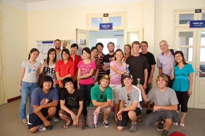 Sinh viên ĐH NorthCentral chụp ảnh lưu niệm cùng sinh viên Việt Nam thuộc chương trình liên kết đào tạo giữa Đại học Kinh tế - ĐHQGHN và Đại học Troy (Hoa Kỳ)