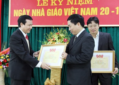PGS.TS Nguyễn Hồng Sơn - Phó hiệu trưởng Trường ĐHKT trao