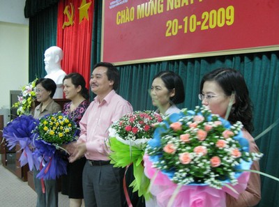 PGS.TS. Phùng Xuân Nhạ - Hiệu
trưởng Trường ĐHKT trao thưởng cho các nữ cán bộ đạt danh hiệu
"Giỏi việc trường - Đảm việc nhà" cấp ĐHQGHN 5 năm 2004 -
2009.