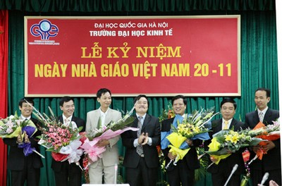PGS.TS Phùng Xuân Nhạ - Hiệu trưởng Trường ĐHKT chúc mừng các tân Phó giáo sư của Nhà trường.