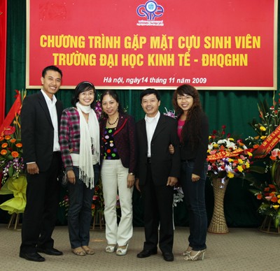Một gia đình có ba mẹ con đều là cựu sinh viên của Trường ĐHKT - ĐHQGHN. Cô Nguyễn Thị Vân (K17 TC - đứng giữa), con gái Lê Thị Hoàng Oanh (K48 KTĐN - đứng thứ nhất từ phải sang) và con rể Nguyễn Hải Minh (K46 KTĐN - đứng thứ nhất từ trái sang).