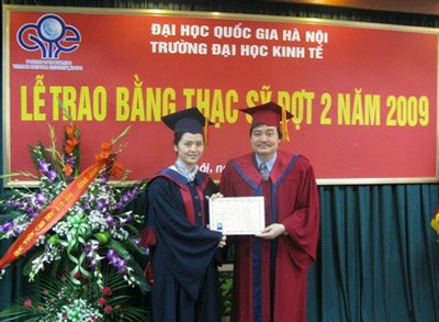 PGS.TS. Phùng Xuân Nhạ trao bằng Thạc sĩ cho các học viên.
