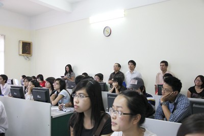 Đoàn kiểm định tới thăm lớp học E-lecture của sinh viên ngành Kinh tế Đối ngoại CLC.