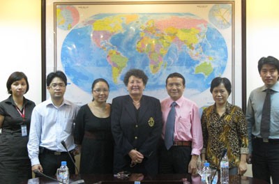 TS. Sandra Gill (đứng giữa) chụp ảnh lưu niệm cùng đại diện lãnh đạo Trường ĐHKT - ĐHQGHN.