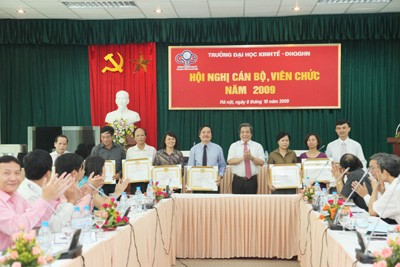 Phó Giám đốc ĐHQGHN GS.TSKH Vũ Minh Giang trao Giấy khen của Đảng uỷ ĐHQGHN cho Chi bộ Khối hiệu bộ và 8 cá nhân Trường ĐHKT