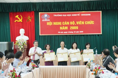 Năm học 2008 - 2009, nhiều lượt tập thể và cá nhân thuộc Trường ĐHKT đã được trao thưởng ở các cấp. Trong ảnh: GS.TSKH. Vũ Minh Giang trao Bằng khen của Giám đốc ĐHQGHN cho các cán bộ Trường ĐHKT đạt thành tích xuất sắc năm học 2008 - 2009.