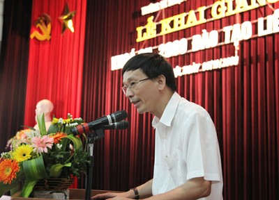 'GS. Nguyễn Hòa - Hiệutrưởng Trường ĐHNN phát biểu và bày tỏ mong muốn: các em sinh viên hãynỗ lực phấn đấu vì ngày mai lập nghiệp.'