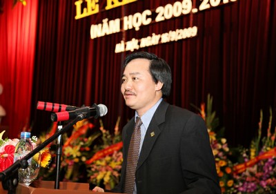 PGS.TS Phùng Xuân Nhạ - Hiệu trưởng Trường ĐHKT phát biểu khai giảng năm học mới 2009 - 2010.