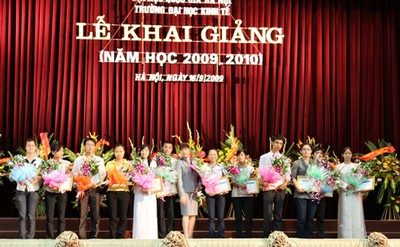 Bà Hà Quỳnh Anh - Giám đốc Chi nhánh Thủ đô, Ngân hàng TMCP Sài Gòn Thương Tín (Sacombank) trao học bổng cho sinh viên Trường ĐHKT.