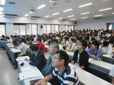 Bài giảng của giảng viên Trường Đại học Kinh tế - ĐHQGHN thu hút được sự quan tâm lớn của giảng viên và sinh viên tại Đại học Oita.