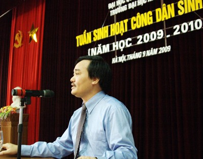 PGS.TS Phùng Xuân Nhạ, Hiệu trưởng Trường ĐHKT - ĐHQGHN phát biểu tại Tuần sinh hoạt công dân dành cho sinh viên nhà trường.