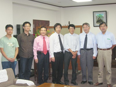 Đoàn đại biểu Trường Đại học Kinh tế - ĐHQGHN và lãnh đạo Đại học Oita (Nhật Bản).