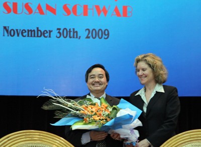 PGS.TS Phùng Xuân Nhạ, Hiệu trưởng Trường ĐHKT - ĐHQGHN, tặng hoa và cảm ơn GS.TS. Susan Schwab đã dành những tình cảm đặc biệt cho Nhà trường.