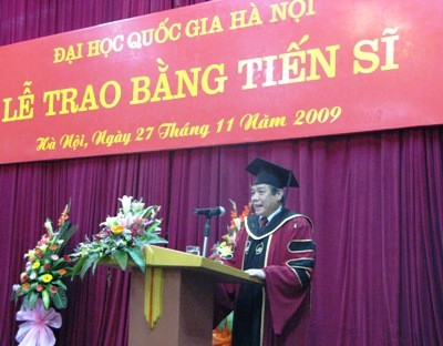 GS.TSKH. Vũ Minh Giang - Phó Giám đốc ĐHQGHN phát biểu chúc mừng các tân tiến sĩ.
