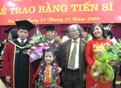 Tân tiến sĩ Nguyễn Hữu Sở (đứng thứ hai từ trái sang) chụp ảnh lưu niệm, chia sẻ niềm vui cùng gia đình, đồng nghiệp và lãnh đạo Trường ĐHKT.
