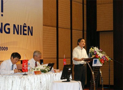 PGS.TS Phùng Xuân Nhạ trình bày tham luận xây dựng thương hiệu đại học tại hội nghị