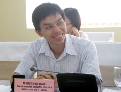Kỳ họp cũng đã nhận được nhiều ý kiến đóng góp của lãnh đạo, cán bộ Trường ĐHKT. Trong ảnh: TS. Nguyễn Đức Thành - Giám đốc Trung tâm NCKT&CS, Trường ĐHKT  đang phát biểu ý kiến.