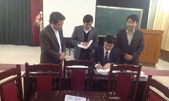 PGS. TS Hoàng Văn Hải ký tặng sách cho học viên trong giờ giải lao